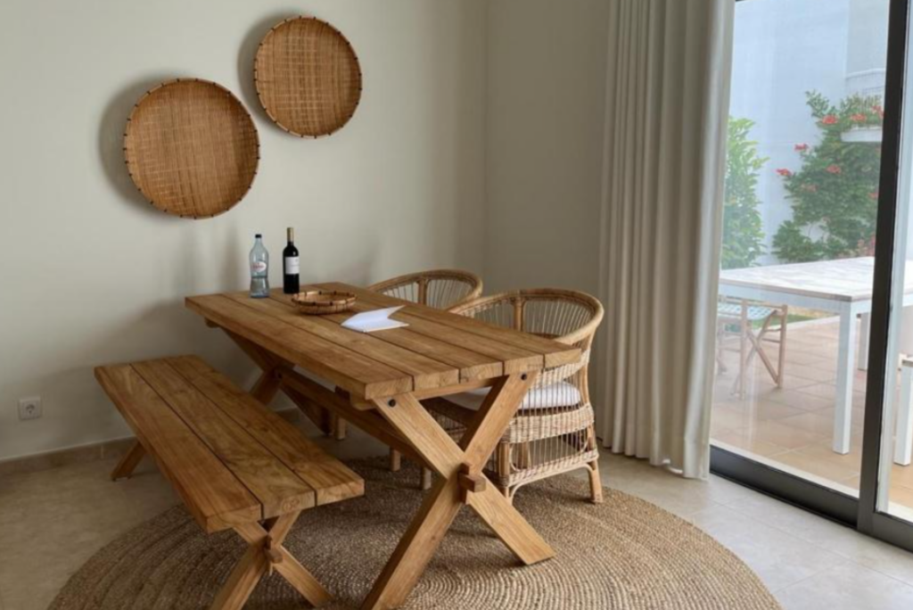 Sitzecke in kleiner Küche mit Naturmaterialien