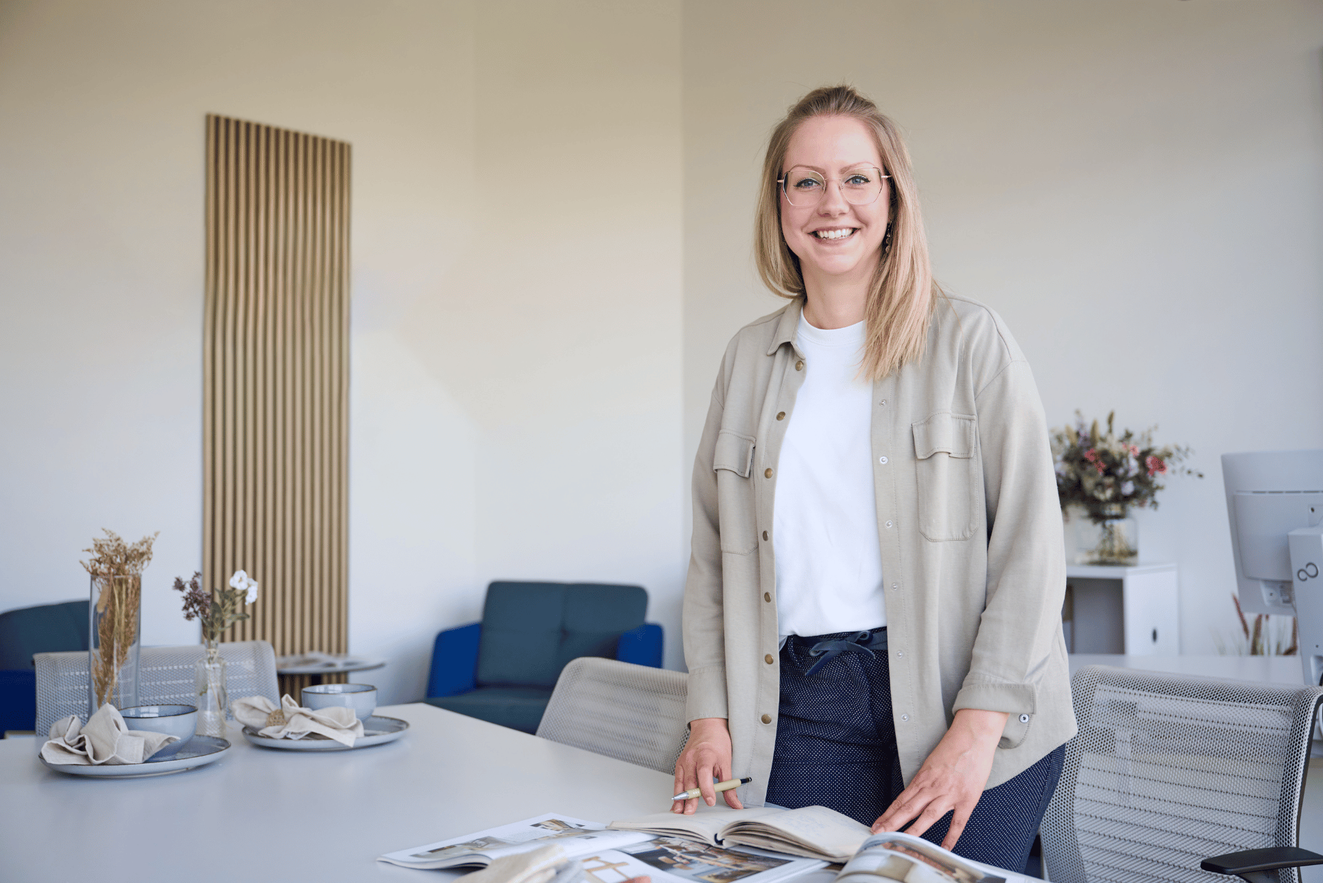 Franziska Schwartz steht im Büro und schaut freundlich in die Kamera