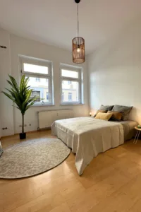 Blick in ein gestagtes Schlafzimmer