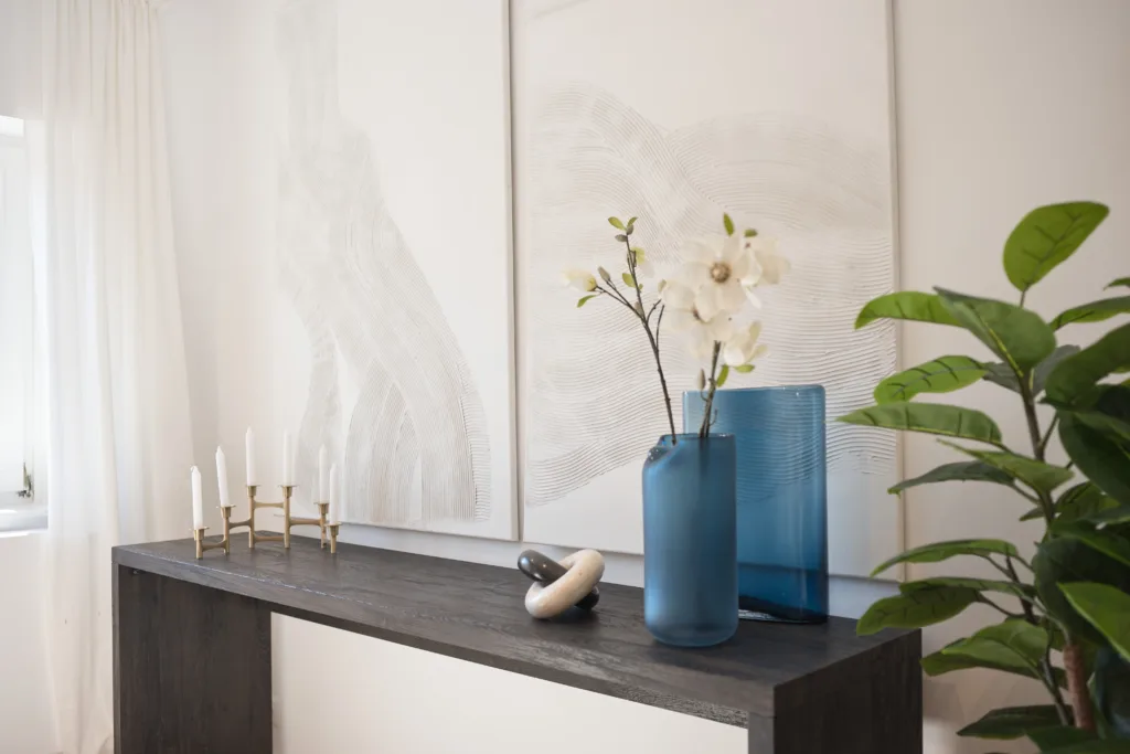 Blick in ein Wohnzimmer mit Anrichte, blauer Deko und Pflanzen