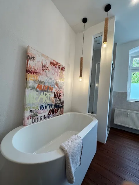 Blick in ein Badezimmer mit Mietbadewanne