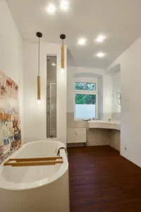 Blick in ein gestagtes Badezimmer mit Miet Badewanne
